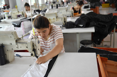 河北安新:反季制羽絨 實現家門口就業_圖片新聞_中國政府網